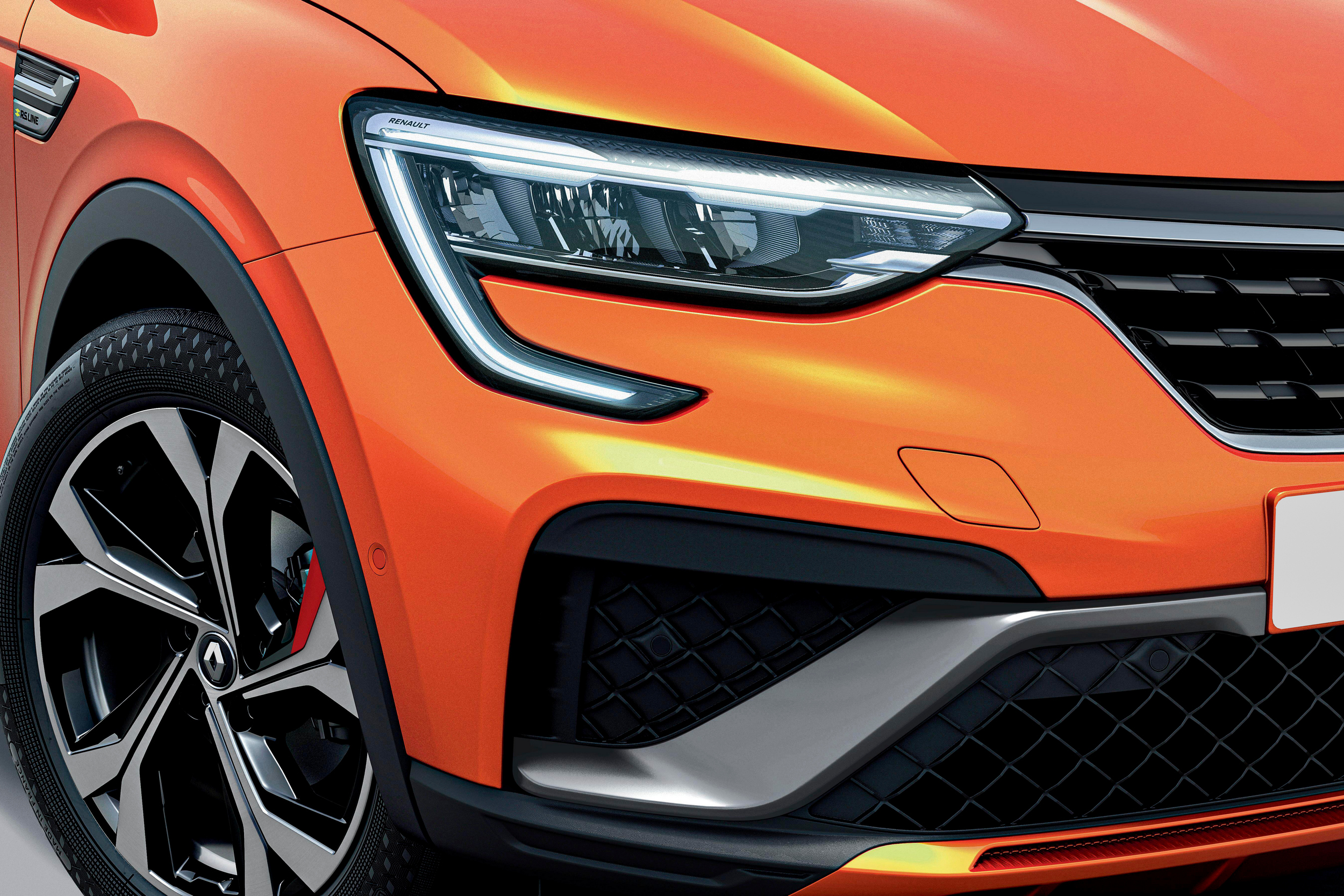 Oranžinio Renault ARKANA R.S. Line priekinio LED Pure Vision žibinto vaizdas iš arti