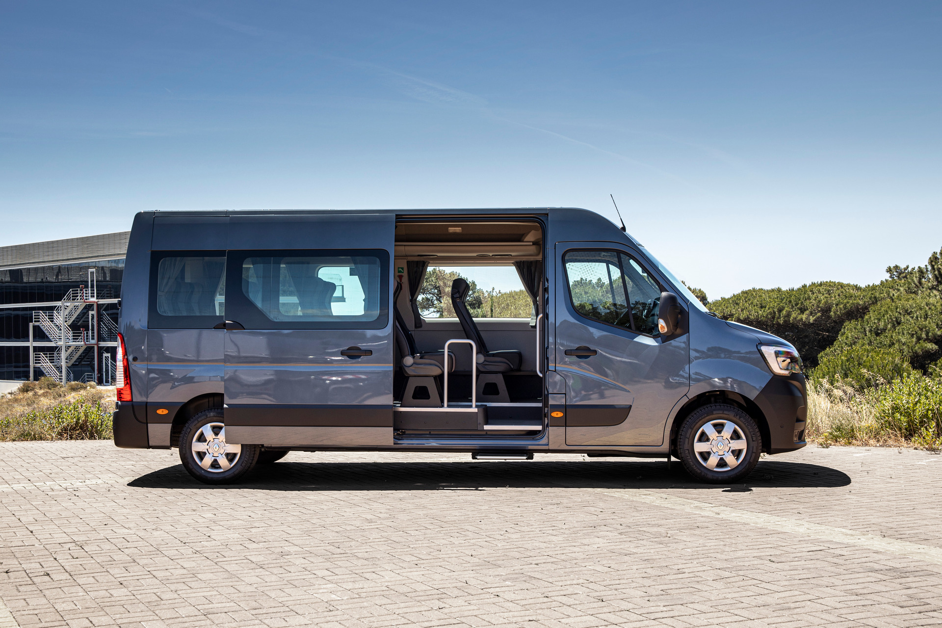 Renault Master Bus keleivinis mikroautobusas atviromis šoninėmis durimis pastatytas aikštelėje