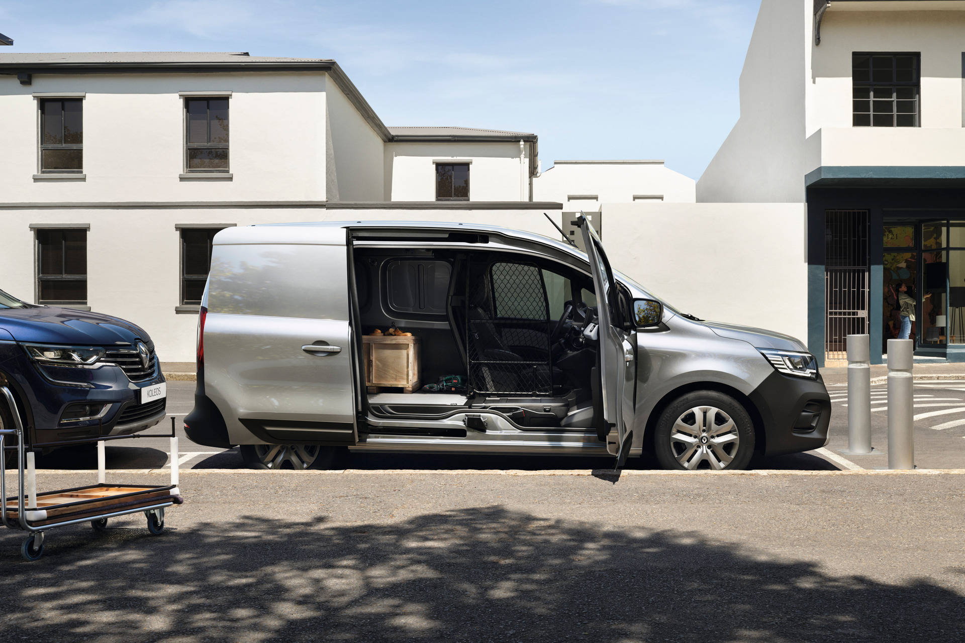 Renault KANGOO Van su Open Sesame konstrukcija pastatytas šalia šaligatvio atidarytomis šoninėmis durimis