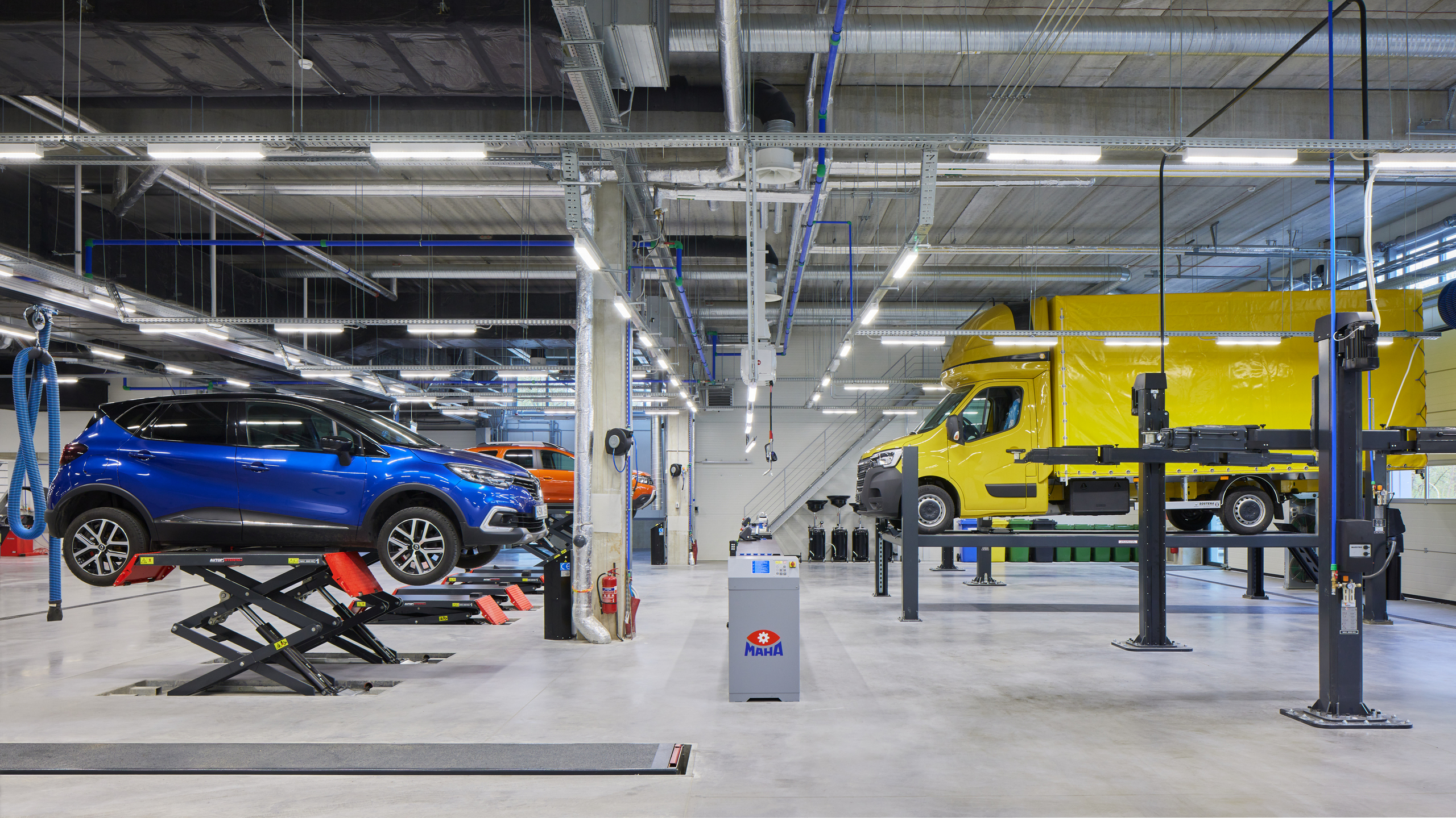 Renault automobiliai erdviose ir moderniose serviso dirbtuvėse.