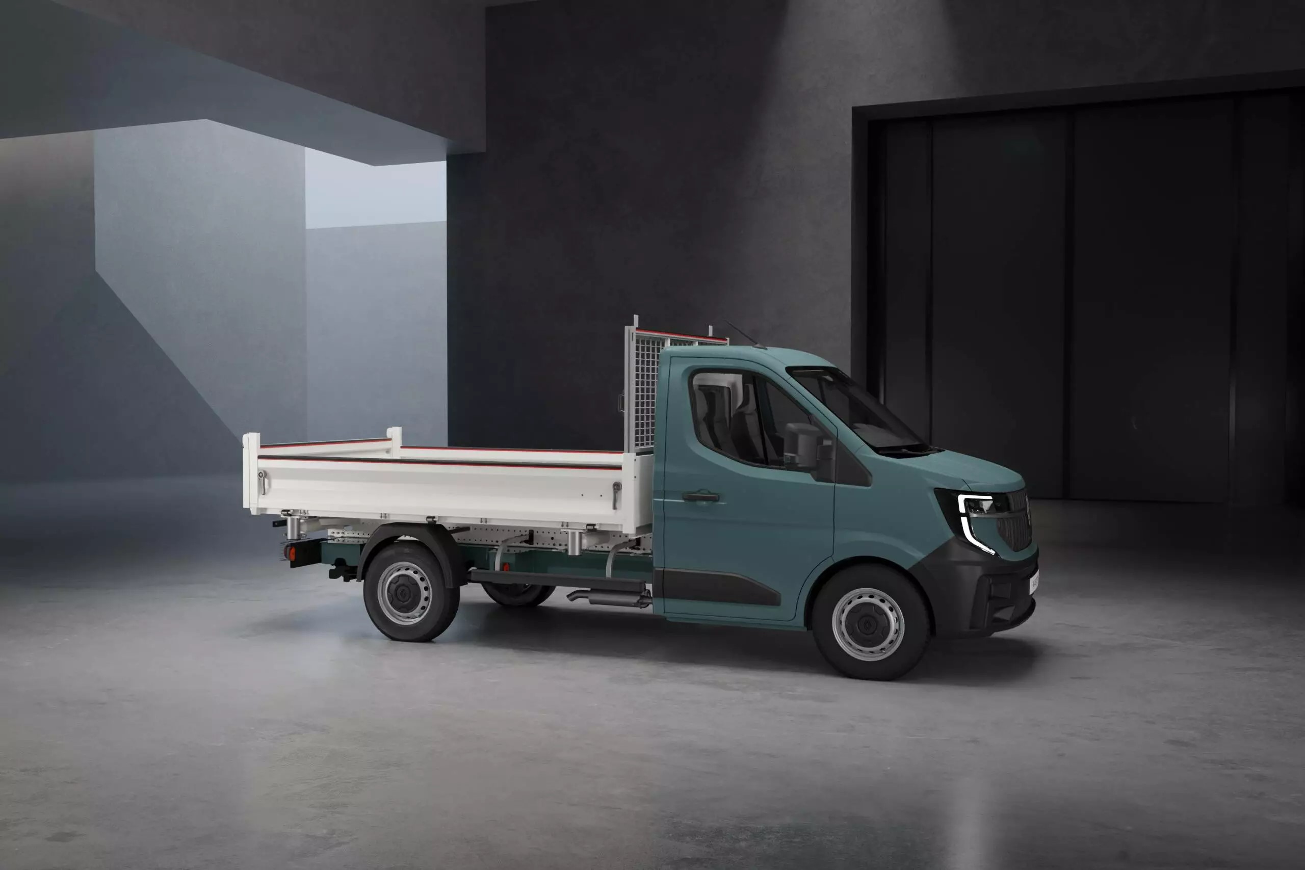 Renault Master savivartis ir Renault Master brigadinis furgonas pastatyti statybų aikštelėje