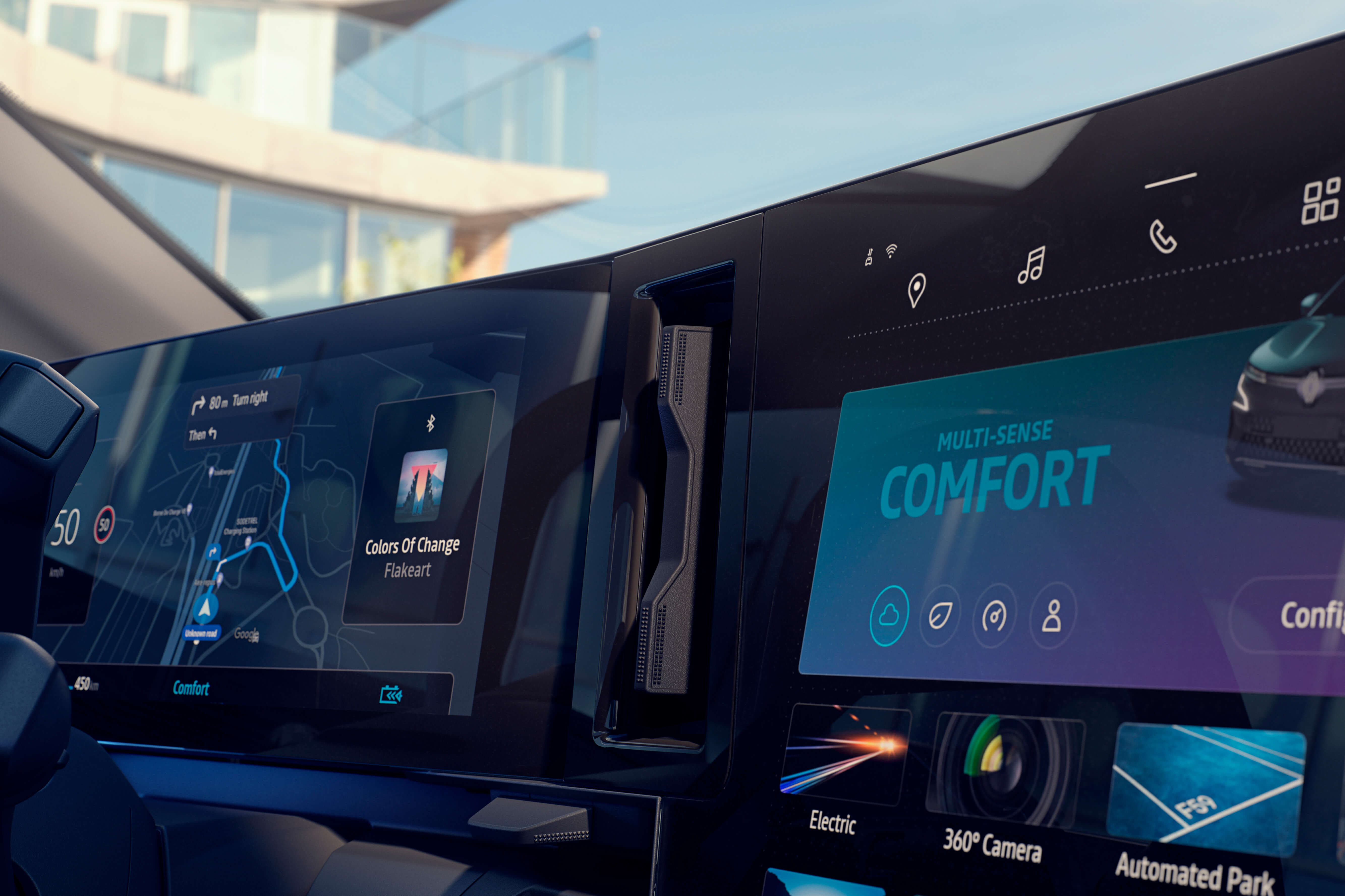 Visiškai elektrinio Renault MEGANE E-TECH Electric skaitmeninio prietaisų skydelio ir centrinio OpenR ekrano vaizdas iš arti, ekrane matomas MULTI-SENSE sistemos langas su COMFORT režimo sąranka
