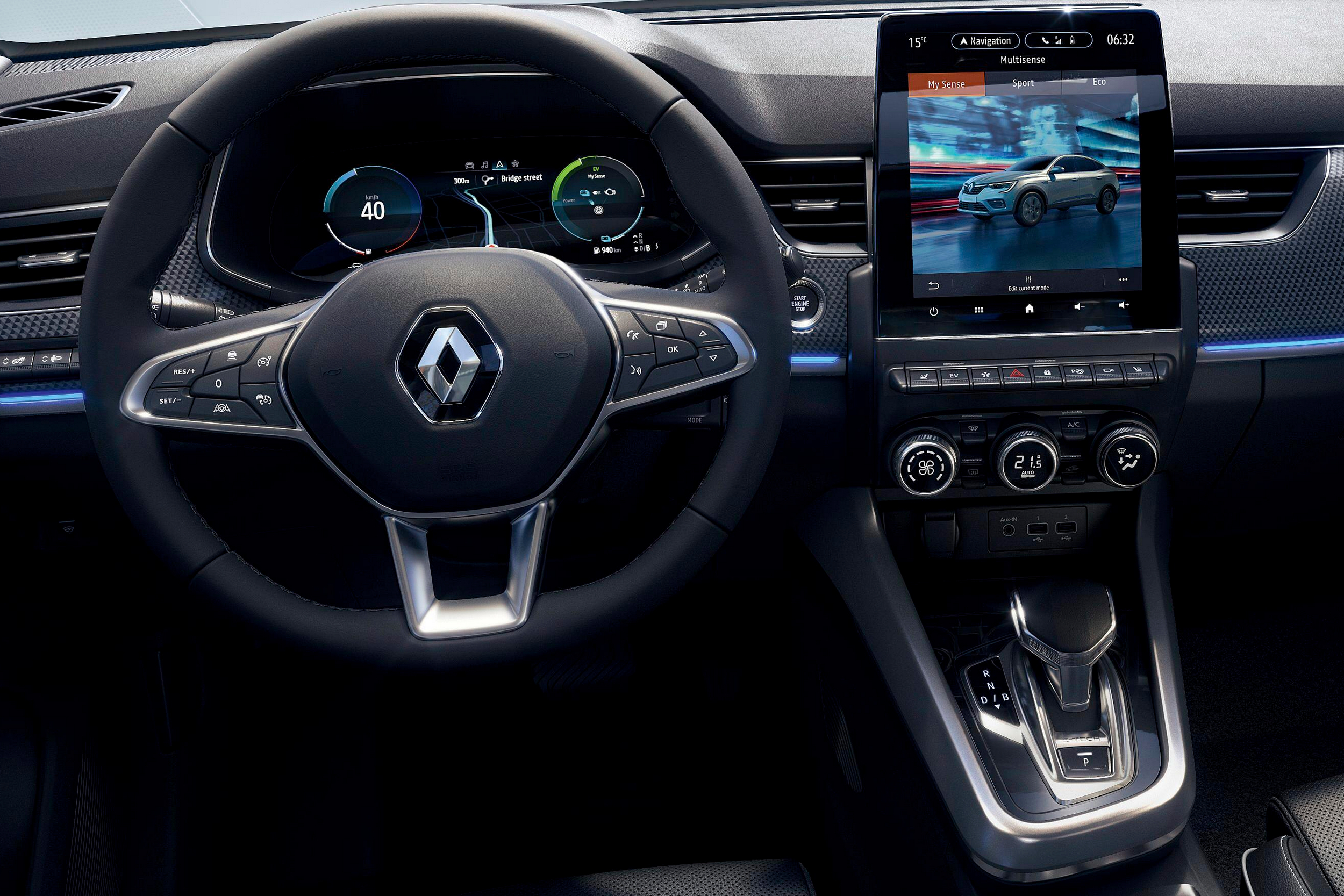 Renault ARKANA interjero vaizdas, matomas vairas, prietaisų skydelis, centrinis ekranas su MULTI SENSE nustatymais ir centrinė konsolė