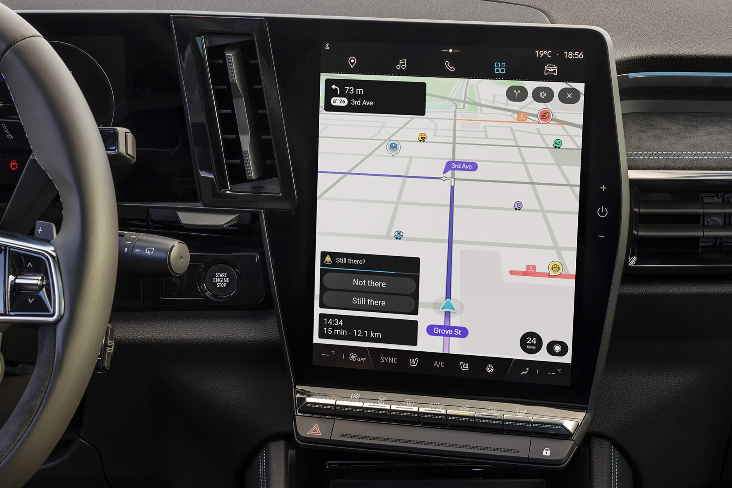 Renault Austral visureigio centriniame ekrane rodomas Waze navigacijos programėlės žemėlapis