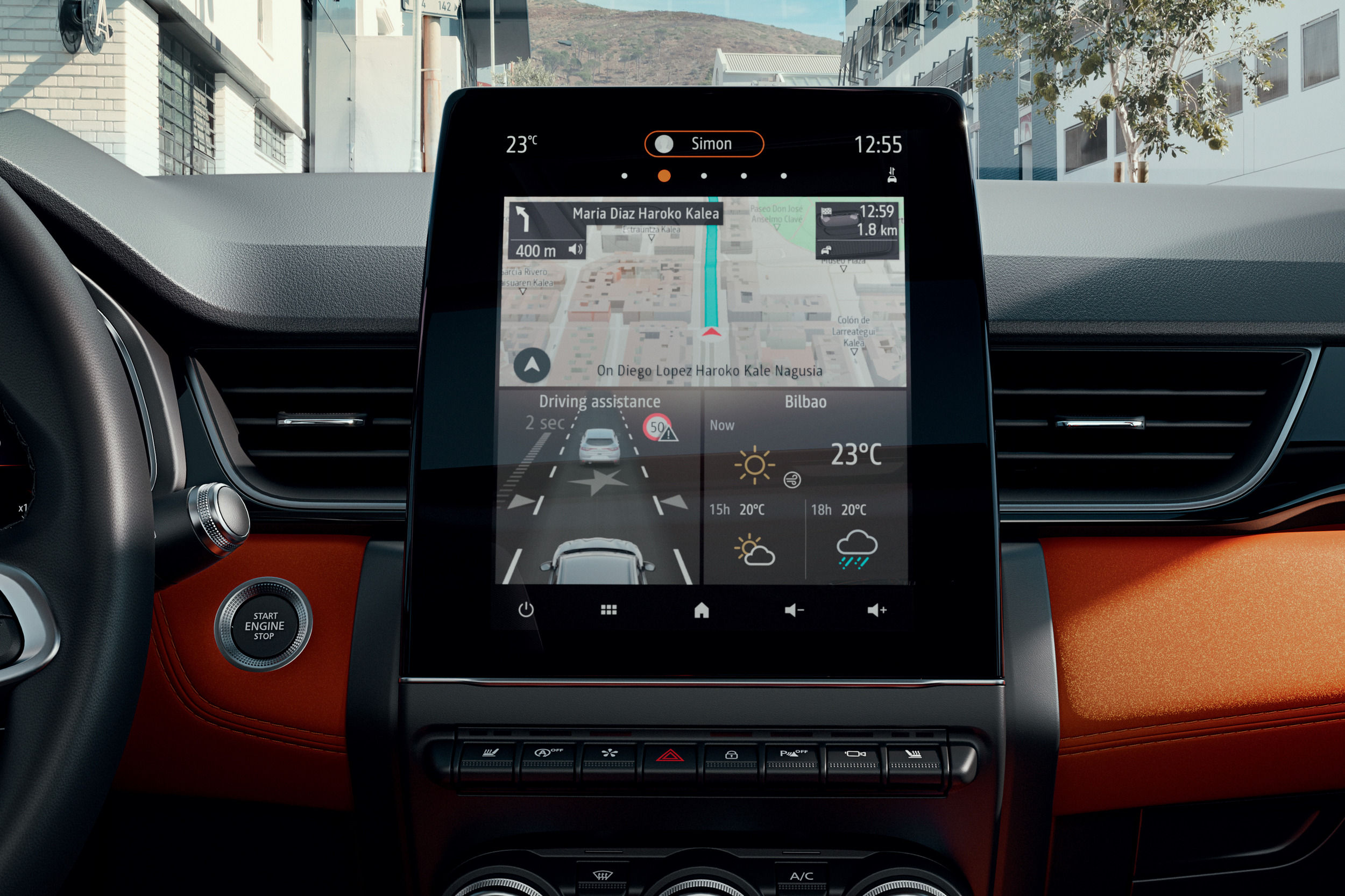 Centriniame Renault CAPTUR ekrane matomas rodinys su navigacija, saugos sistemų nustatymais ir orų prognoze