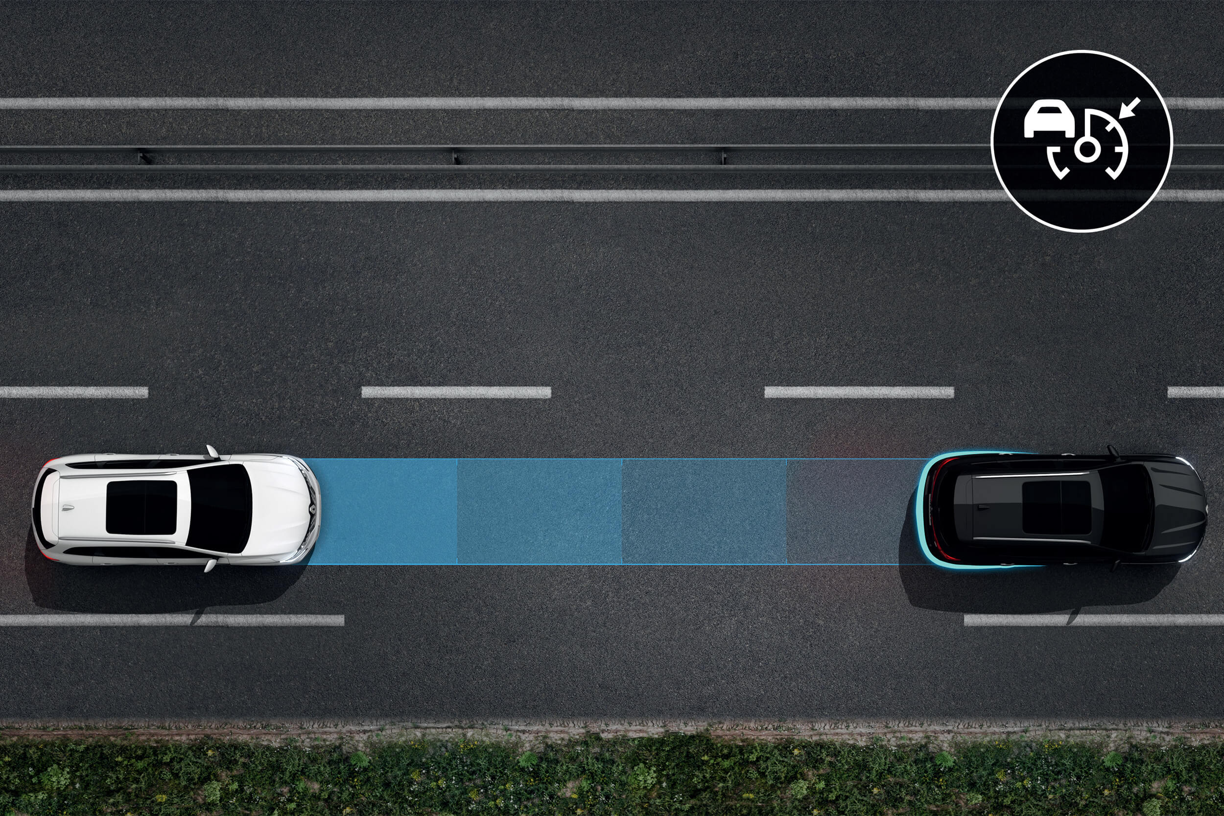 Grafinė iliustracija vaizduoja baltą Renault Koleos, važiuojantį greitkelyje, veikia adaptyvioji greičio palaikymo sistema