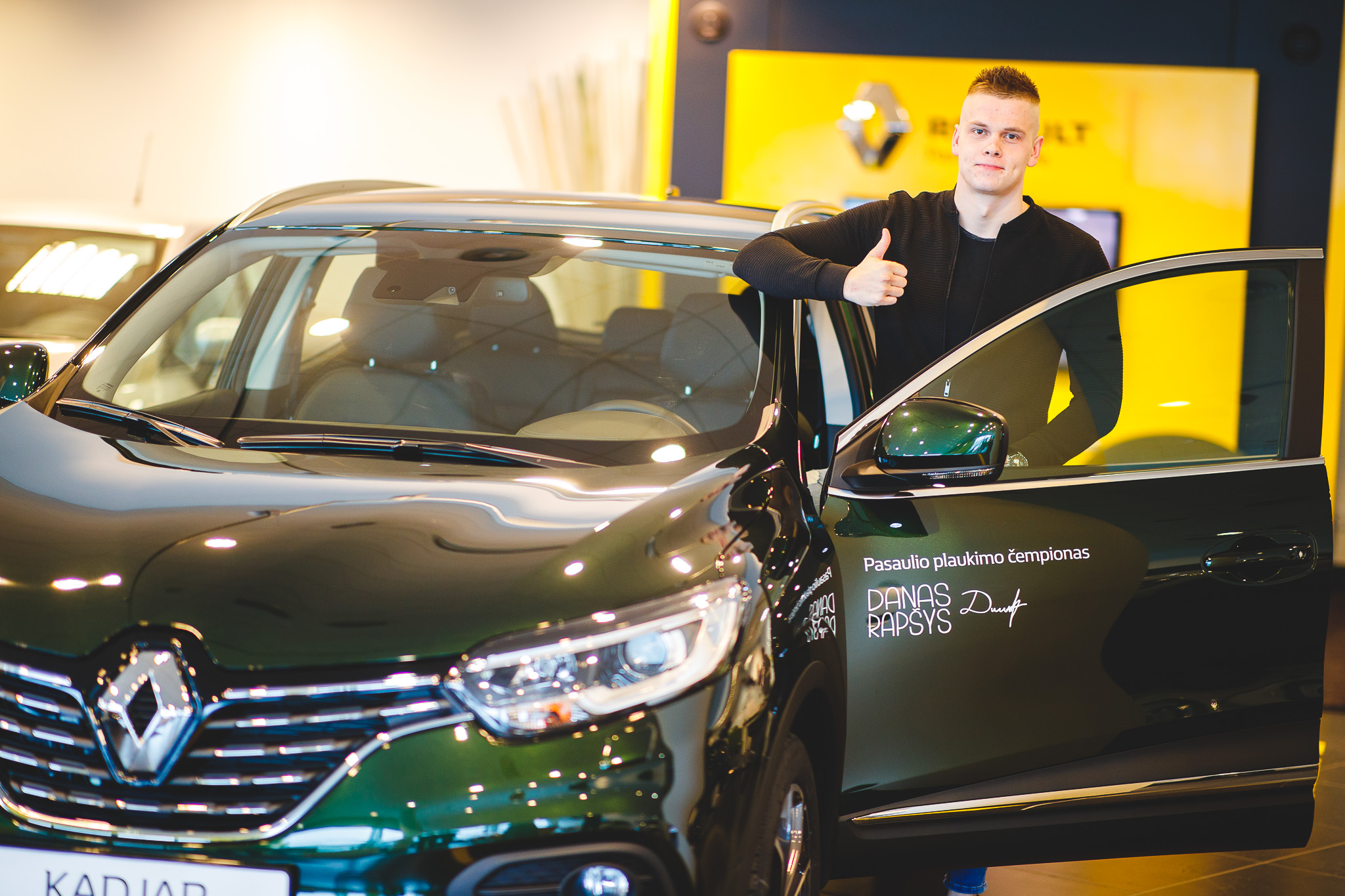 Plaukimo čempionas Danas Rapšys tapo pirmuoju naujojo „Renault Kadjar“ šeimininku Lietuvoje